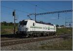 Die Rail Care Rem 476 453-6 VAUD (UIC 91 85 4476 43-6 CH-RLC) hat ihren Coop Zug von Genève la Praille nach Vufflens la Ville gebracht und rangiert nun, um den Gengenzug zu übernehmen, was