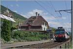 Ein SBB RBDe 560  Domino  ist als Regionalzug von Biel/Bienne nach Neuchâtel unterwegs und hält in Ligerz. Der Einspuabschnitt bei Ligerz wird zur Zeit  saniert  d.h. durch einen Doppelspuprtunnel ersetzt. Wenn dieser in wenigen Jahren den Verkehr aufnimmt ist es mit er Bahnromantik in Ligerz vorbei.

5. Juni 2023