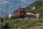 Ziemlich Bild f�llend zeigt sich die von SBB Cargo angemietete 193 074 mit ihrem langen G�terzug bei Ligerz bei Kilometer 94.5. Der Zug ist in Fahrtrichtung Biel/Bienne unterwegs. Trotz der Dominaz des Zuges fand die bekannte Kirche von Ligerz auf dem Bild doch noch Platz. 

24. August 2026