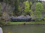 Train du Terroir.

B4ü 3933  auf dem Laufsteg  entlang der Areuse zwischen St-Sulpice und Fleurier. Mai 2024.