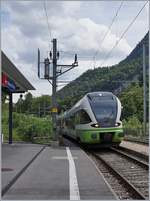 Champ-du-Moulin, hier kreuzen sich, während des zeitweise angebotenen Halbstundentakts die Regionalzüge: auf Gleis 1 trifft der tranN RABE 527 333 nach Buttes ein.

13. August 2019
