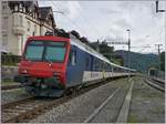 Der RE 18123 von Frasne nach Neuchâtel verlässt nach einem kurzen Halt den Bahnhof von Travers.