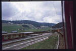 223-neuchtel-8211-la-chaux-de-fonds-8211-le-locle/735643/le-locle---le-locle-col-des-roches-im Le Locle - Le Locle-Col-des-Roches: Im Abstieg zum Talboden hinter der Lok 11249. Man erkennt eine Reihe von dort abgestellten SBB-Güterwagen. 20.April 1995 