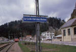 223-neuchtel-8211-la-chaux-de-fonds-8211-le-locle/735645/le-locle---le-locle-col-des-roches-mit Le Locle - Le Locle-Col-des-Roches: Mit dem Rangierarbeiter an der Lok 'hängend' zieht Re 4/4 II 11249 vor, um ihren Zug zu umfahren. Im Hintergrund die schweizerisch/französische Grenze. 20.April 1995 