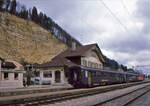 Le Locle - Le Locle-Col-des-Roches: In dieser historischen Aufnahme wartet ein SBB-Zug in Col-des-Roches auf die Rückkehr hinauf nach Le Locle. Lok 11249 und EW I 20-34 138 und 20-34 369. 20.April 1995 