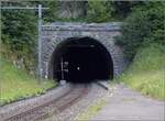 223-neuchtel-8211-la-chaux-de-fonds-8211-le-locle/769265/mal-eine-technische-kuriositaet-statt-bunter Mal eine technische Kuriosität statt bunter Bilder.

Die Strecke von Neuenburg nach La Chaux-de-Fonds brauchte einen langen Scheiteltunnel unter dem Col de la Vue des Alpes. Da offenbar einfacher zu realisieren, gab es in Convers einen Zwischenangriff und eine leicht verlängerte Strecke. Hier das Tunnelportal des Mont Sagne Tunnels, wo man bis nach La Chaux-de-Fonds durchblicken kann. Die 125 m lange Kurve zum Tunnel des vorhergehenden Bildes war ursprünglich der Bahnhof Convers. Ich stand für die Fotos auf dem ehemaligen Bahnsteig, der noch teilweise vorhanden ist. Die Weichen lagen noch in den Tunneln. Les Convers, Juli 2018.

Die SBB-Webseiten kennen diesen Bahnhof immer noch, obwohl dieser längst nur noch ein Stück Streckengleis ist. Zu Schließfächern und Veloplätzen gibt es keine Angaben. http://www.sbb.ch/de/bahnhof-services/am-bahnhof/bahnhoefe/bahnhof.4238.convers.html