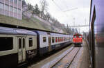 BLS NPZ im Originalanstrich: Le Locle mit BLS-NPZ Zug. Zu sehen ist der GBS-Wagen 50 63 20-33 780, der zusammen mit einem Einheitswagen BLS in einen NPZ-Zug eingereiht ist. Daneben rangiert Tem 258. 1995 April 20.  