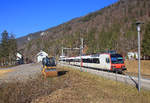 Die Eisenbahn im Vallon de St.Imier (Kanton Bern): Ein Domino-Zug Richtung Biel mit NPZ Triebwagen 560 232 an der Spitze im Bahnhof Sonvilier.
