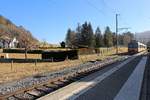 Die Eisenbahn im Vallon de St.Imier (Kanton Bern): Einfahrt eines Domino-Zugs mit Steuerwagen ABt 39-43 849 in Sonvilier, direkt neben dem - wirklich friedlichen - Friedhof.