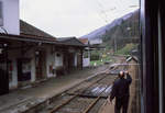 Abfahren in Sonvilier - vor 26 Jahren (und bereits ohne Mütze)... Die Lok des Zugs Biel - La Chaux-de-Fonds ist Re 4/4 II 11311. 20.April 1995 