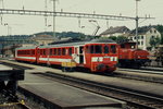 BDe 4/4 101 der CJ und SBB Ee 3/3 16383 im Sommer 1997 im Bahnhof Porrentruy. Hoffentlich war nichts zerbrechliches im Postsack, der gerade aus dem Triebwagen entladen wird...