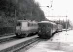 250-lausanne-romont-fribourg-bern/387225/stb-die-sensetalbahn-hatte-ihren-betrieb STB: Die Sensetalbahn hatte ihren Betrieb am 23.1.1904 aufgenommen. Die Streckenführung begann beim SBB-Bahnhof Flamatt und endete beim BN-Bahnhof Gümmenen. Am 23.5.1993 wurde der Streckenabschnitt Laupen-Gümmenen auf Busbetrieb umgestellt. Mit der Eröffnung der S-Bahn Bern wurde Laupen zu einem Endehalt einer S-Bahn. Die S-Bahn ab Freiburg endet bereits in Neuenegg. Zur Zeit befinden sich an der ehemaligen STB Strecke keine SBB Cargo Kunden mehr. Im Jahre 1986 wurden in Neuenegg die Güterwagen von einer SBB Ae 6/6 abgeholt. Ab dem Jahre 1987 hatte diese Aufgabe eine BLS Ae 6/8 übernommen. STB Pendelzug bestehend aus einem Be 4/4 106/107 ex SOB ABe 4/4 und dem Bti 201 ex BN Personenwagen anlässlich einer Begegnung mit einem SWISS ESPRESS in Flamatt im Jahre 1985.
Foto: Walter Ruetsch