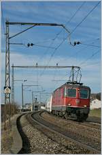 Der schöne, alte Fahrleitungsmast kommt bald weg, der Zug selbst verkehrt auch nicht mehr: Re 4/4 II 11121 mit dem EN 273 Barcelona - Zürich bei Neyruz.

12. März 2012