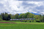 Die Broyetallinie: Ein NPZ Domino-Zug im Abstieg von Palézieux nach Palézieux Village.