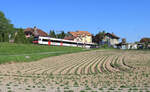 Ausfahrt eines NPZ Domino-Zugs aus Léchelles, Richtung Fribourg.