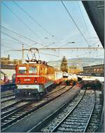 Die TPF (ex DR) Ae 4/4 (417 192-2) erreicht mit ihrem Regionalzug von Romont kommend den Bahnhof von Bulle.

17. Sept. 2002