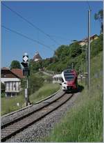 Der TPF RABe 527 194 auf dem Weg Richtung Romont passiert das Einfahrt Signal von Vaulruz (Nord).