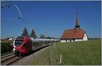 Auf dem Weg von Fribourg nach Bulle fährt der TPF RABe 527 192 an der hübschen Chappelle de Vaulruz vorbei.

19. Mai 2020