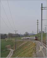 Der SBB RABDe 560 343 (RBDe 560 DO 94 85 7 560 243-8 CH-SBB) ist in TPF Farben auf der TPF Strecke Fribourg - Ins unterwegs und erreicht Pensier.