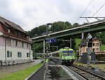 BLS NPZ mit Steuerwagen ABt 962 kommt unten in Flamatt Dorf (Sensetalbahn) an. Mit zwei Jumbo-Wagen sieht der Zug recht abenteuerlich aus. 8.Juni 2021 