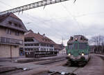 Sensetalbahn, stillgelegte Strecke Laupen - Gümmenen: Der ehemalige BLS-Triebwagen und späterer STB BDe4/6 102 wartet in Laupen auf die Abfahrt Richtung Gümmenen. 4.Januar 1991  
