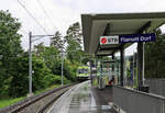 Die kleine Station Flamatt Dorf ist deutlich als  Sensetalbahn  angeschrieben.