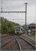 Der BLS RABe 525 017 NINA und ein  Lötschberger  erreichen von Spiez kommend den Bahnhof von Boltigen. 

22. Okt. 2019