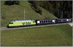 Die BLS Re 465 014 (UIC 91 85 4465 014-9) fährt mit ihrem GoldenPass Express GPX 4069 von Interlaken Ost nach Montreux bei Weissenburg bei der Bunschenbach Brücke.