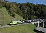 Die BLS Re 465 014 (UIC 91 85 4465 014-9) fährt mit ihrem GoldenPass Express GPX 4069 von Interlaken Ost nach Montreux bei Weissenburg über die Bunschenbach Brücke.