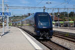Die BLS Re 465 012 (91 85 4 465 012-3 CH-BLS) verlässt am 11 September 2023, mit dem GoldenPass Express (GPX) von Interlaken Ost via Zweisimmen nach Montreux, den Bahnhof Spiez.