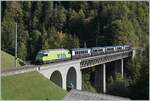 Die BLS Re 465 002 (UIC 91 85 4465 002-4) fährt mit ihrem GoldenPass Express GPX 4068 von Montreux nach Interlaken Ost bei Weissenburg über die Bunschenbach Brücke.