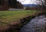 In der typischen Landschaft am Rande des Emmentals bei Oberdiessbach an der Lokallinie Burgdorf-Konolfingen-Thun fährt ein NPZ mit BLS-Triebwagen 235 durch. 16.Februar 2021 