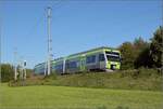 Nina RABe 525 007 auf der Broye longitudinale kurz nach der Abzweigstelle der FMA nach Ins, dieser Teil gehört betrieblich bereits zur S-Bahn Bern.