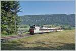 Der aus einem SBB Domino bestehende Regionalzug von Moutier nach Solothurn hat seit der Kreuzung mit dem Gegenzug in Crémines (vor dem Triebwagen unten zu erkennen) kräftig an Höhe gewonnen und fährt nun in Richtung Gänsbrunnen. 

5. Juni 2023