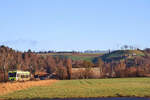 Die ehemalige VHB (Vereinigte Huttwil-Bahnen) / Strecke der ursprünglichen Huttwil-Wolhusen Bahn (HWB): BLS NINA 525 028 hat Hüswil Richtung Osten (und dann Süden) verlassen und wird