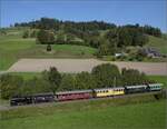Huttwiler Dampftage. 

Ed 3/4 51 der Bern-Schwarzenburg-Bahn auf dem Weg nach Sumiswald und Wasen. Drrenroth, Oktober 2023.