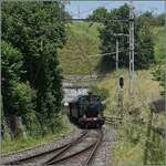 Das Bild zeigt die in Sumiswald-Gr�nen auf dem Streckenast. Man k�nnte meinen die Lok f�hrt in den Bahnhof ein, in Wirklichkeit ist der Zug hier abgestellt. Die Lok geh�rt der SBB Historic, wird aber von der OeBB Historic betreut. 

14. Juni 2025