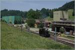 In Sumiswald findet der traditionelle Gotthelf-M�rit statt und f�r diesen Markt f�hrt die  Emmentalbahn  auf der Strecke Sumiswald Gr�nen - Wasen i.E. einige Dampfz�ge. Das Bild zeigt die E 3/3 853 des Vereins Dampf Bahn Bern beim Rangieren Wasen im Emmental mit einem Blick auf die Strecke und den doch un�bersehbar  zeitgem�ssen  Bebauung unserer Zeit.

 14. Juni 2025