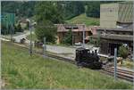 In Sumiswald findet der traditionelle Gotthelf-M�rit statt und f�r diesen Markt f�hrt die  Emmentalbahn  auf der Strecke Sumiswald Gr�nen - Wasen i.E. einige Dampfz�ge. Das Bild zeigt die E 3/3 853 des Vereins Dampf Bahn Bern beim Rangieren Wasen im Emmental mit einem Blick auf die Strecke und den doch un�bersehbar  zeitgem�ssen  Bebauung unserer Zeit.

 14. Juni 2025