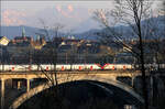 Mit Peter unterwegs in Bern -     Bei schon tief stehender Abendsonne fährt eine RABe 502 Doppeltraktion über den Lorraineviadukt kurz vor dem Hauptbahnhof Bern.