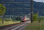 Fernverkehrstag auf der Altstrecke.

Via Burgdorf gibt es zumeist nur noch Güterverkehr, Nahverkehr und überregionale Züge nach Bern. Nicht an diesem Tag, RABe 503  225 und RABDe 502 006 sind diesmal gemächlicher Richtung Bern unterwegs. Bollodingen, Juni 2023.