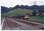 Im Entlebuch: Ein Regionalzug aus dem Emmental ist hier in Wiggen, der ersten Station im luzernischen Entlebuch, an seine Endstation gelangt. Es führt der einstige Gepäck/Post-Steuerwagen, jetzt Dt 50 85 92-33 959. 6.Juni 1998  