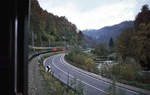 Werthenstein: Damals konnte man noch aus dem Zugfenster photographieren. In der Biegung der Kleinen Emme ein Blick auf den Zug mit Lok Re 4/4 II 11140, einem Postwagen, Lok Re 4/4 II 11266 und den EW II des Zuges. 31.Oktober 1995 