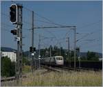 Kurz nachdem das  Waldenburgerli  Richtung Liestal gefahren ist, fährt auf den Normalspurgleisen ein ICE Richtung Basel vorbei. 
22. Juni 2017