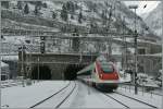 Ein ICN verlässt den 15003m langen Gotthard-Tunnel in Göschenen.
24. Jan. 2014