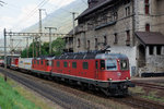 SBB: Das Unterwerk in Giornico mit einem Güterzug geführt von einer Re 10/10.
