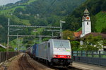 Mit einem Güterzug Richtung Gotthard ist Railpool 186 107 am 15.09.2016 in Sisikon unterwegs