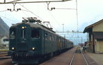 Re 4/4 I 10008 fährt im Juli 1983 im Bahnhof Altdorf ein
