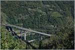 Dank der unübersehbaren Autobahnbrücke kaum zu sehen, mit welcher Genialität die Konstrukteure der Gotthardbahn vor über 100 Jahren die Strecke in die Landschaft gebettet haben: