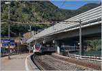 Der TILO RABe 524 105 fährt als  Treno di Servicio  durch den Bahnhof von Meldie, der zwischen Ortschaft, See und Autobahn ziemlich eingeengt ist.